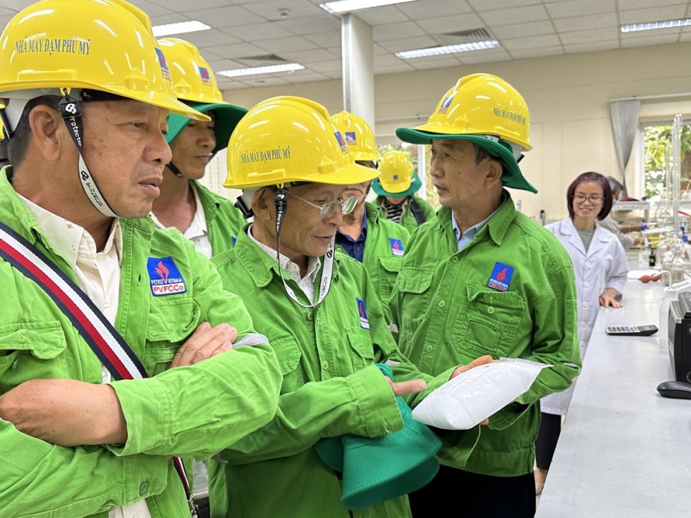 Các đoàn được tham quan các xưởng sản xuất của nhà máy, khu điều hành trung tâm và được các kỹ sư giới thiệu tổng quan về nhà máy cùng hệ thống công nghệ hóa học được sử dụng và quy trình kiểm soát chất lượng sản phẩm của PVFCCo.
