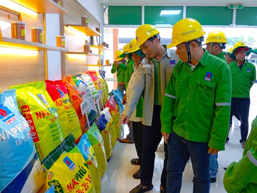 Đại diện của tổng công ty cho biết bên cạnh việc nhà máy NPK Phú Mỹ sản xuất sản phẩm NPK chất lượng cao phục vụ cho bà con nông dân, PVFCCo và những công ty vùng miền sẽ tăng cường tổ chức cho các đoàn khách hàng là nhà phân phối các cấp, nông dân tiêu biểu, hợp tác xã, cán bộ nông nghiệp... đến tham quan để tận mắt chứng kiến nhà máy NPK được đầu tư lớn, hiện đại, sử dụng công nghệ hóa học tiên tiến. Qua đó tăng cường niềm tin, sự thuyết phục của sản phẩm cũng như thắt chặt mối quan hệ giữa Phân bón Phú Mỹ và khách hàng.