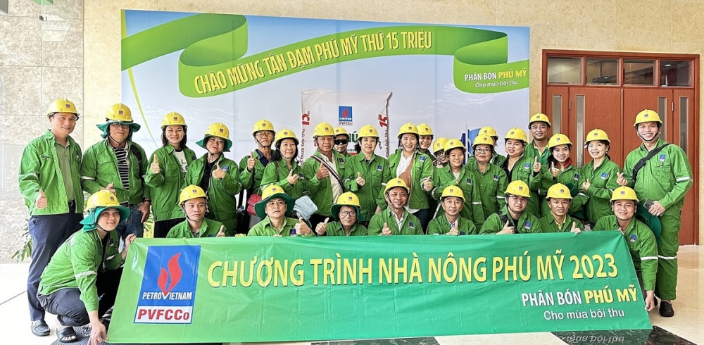 Trong khuôn khổ chương trình, khách hàng còn có cơ hội tham quan các danh lam thắng cảnh và tìm hiểu về lịch sử con người tại những địa danh nổi tiếng ở thành phố biển Vũng Tàu, tham gia chương trình gala dinner... và nhận các phần quà bốc thăm trúng thưởng.