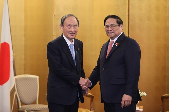 Thủ tướng Phạm Minh Chính và nguyên Thủ tướng Nhật Bản Suga Yoshihide - Ảnh: VGP/Nhật Bắc