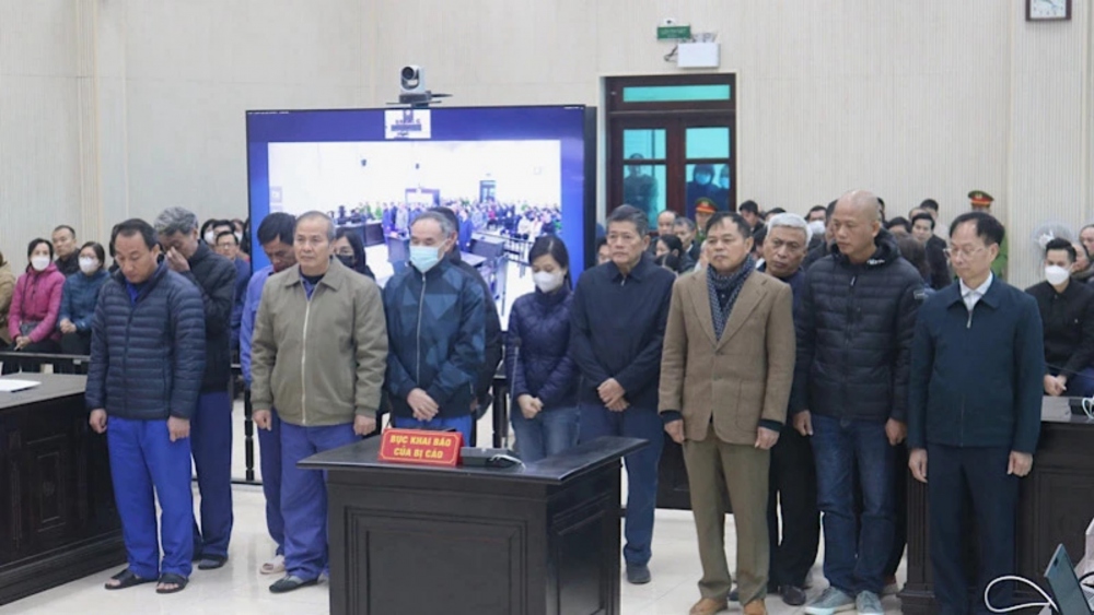 Các bị cáo nghe Hội đồng xét xử tuyên án