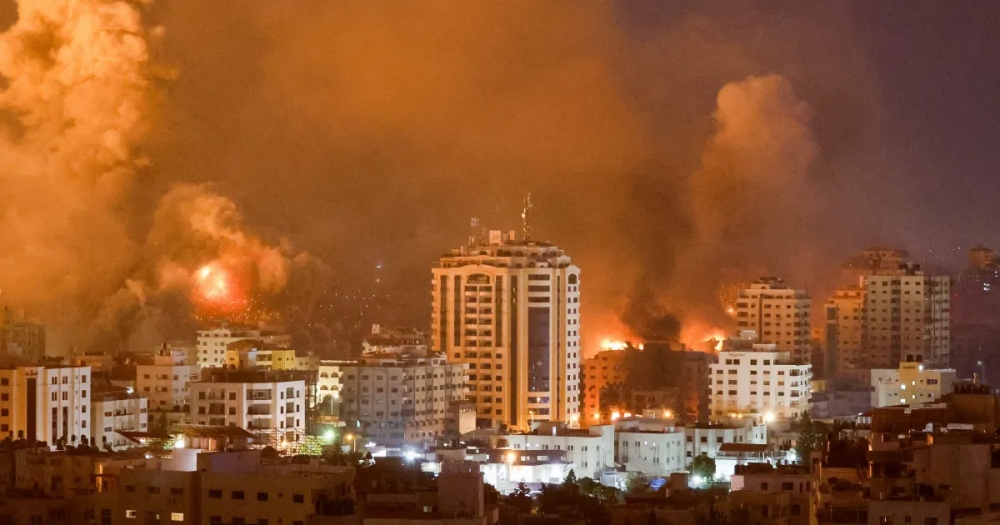 Khói và lửa bốc lên trong cuộc tấn công của Israel vào Gaza hôm 9/10/2023. Ảnh: Reuters