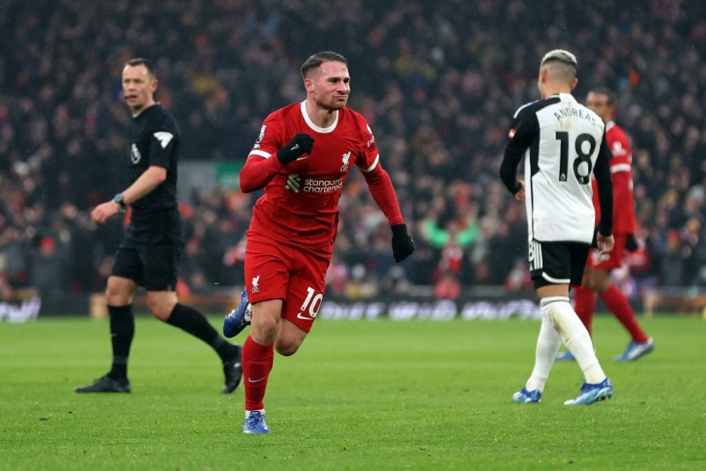 Mac Allister ghi bàn thắng đầu tiên trong màu áo Liverpool (Ảnh: Getty)