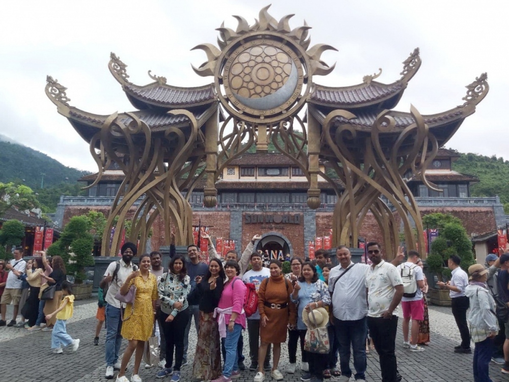 Du khách Ấn Độ tham quan Khu du lịch Bà Nà tại Đà Nẵng.