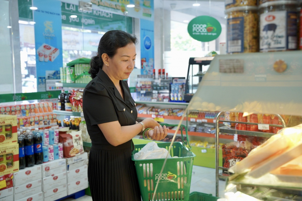 khach_hang_lua_chon_combo_tien_loi_tai_co.op_food.jpg