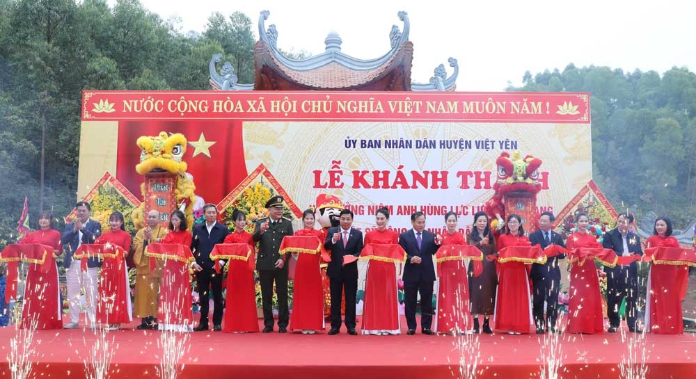 Lãnh đạo Bộ Công an, tỉnh Bắc Giang và huyện Việt Yên cắt băng khánh thành Khu tưởng niệm