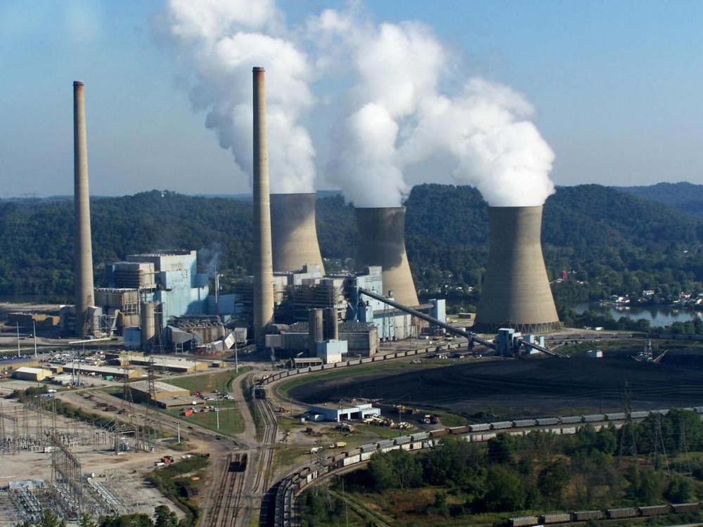 Khí thải bốc lên từ một nhà máy điện ở Winfield, Tây Virginia, Mỹ. Ảnh: Herald