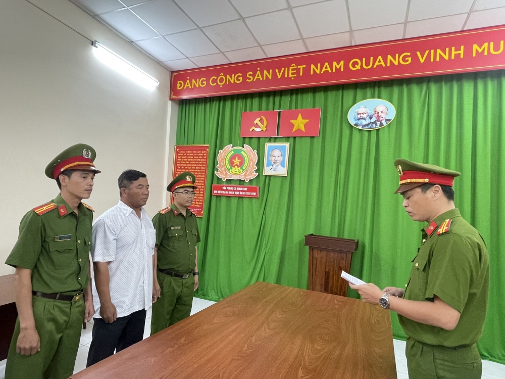 Khởi tố bị can Phạm Hoài Hà – Giám đốc Chi cục Đăng kiểm Long An. (Ảnh: CACC)