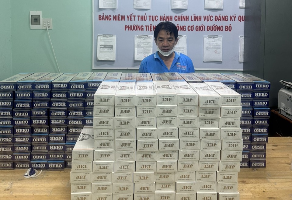 Bị can Nguyễn Thanh Tân và tang vật.