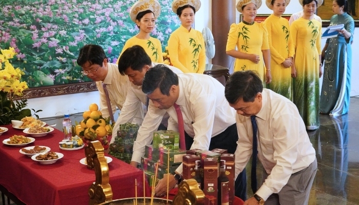 Lãnh đạo tỉnh Đồng Tháp dâng vật phẩm (Ảnh: Trung Oanh)