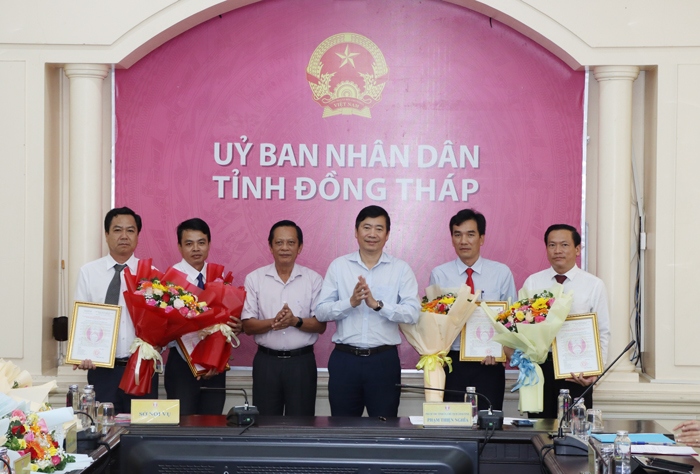 Lãnh đạo tỉnh Đồng Tháp trao quyết định và tặng hoa chúc mừng. Ảnh: Ánh Nguyệt