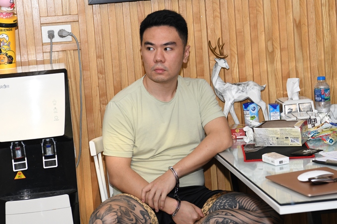10. Ngày 23/11, Cục Cảnh sát điều tra tội phạm về ma túy cho biết vừa khởi tố, tạm giam Lê Anh Thơ 28 tuổi, trú tại quận Hoàng Mai, Hà Nội, cùng 5 người để điều tra về tội Mua bán trái phép chất ma túy. Lực lượng chức năng xác định,  nhận thấy thị trường thuốc lá điện tử siêu lợi nhuận, Thơ đặt hàng ở nước ngoài, nghiên cứu cách pha chế cần sa tổng hợp, tinh dầu vị cần sa để thêm vào. Thơ chỉ đạo đồng phạm "tẩm ướp" bằng cách bơm tinh dầu có chứa chất ma túy vào đầu điếu rồi lắp ráp lại thành một điếu thuốc lá điện tử bình thường. Thành phẩm dán nhãn thuốc lá điện tử Ampire chill và thuốc lá điếu Dominix để tiêu thụ.