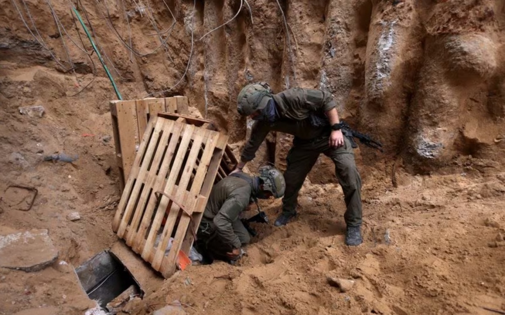 Binh sĩ Israel tại lối mở vào đường hầm tại khu phức hợp Bệnh viện Al Shifa ở dải Gaza. Ảnh: Reuters.