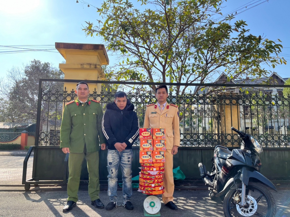Mạc Văn Hiếu và tang vật bị lực lượng Công an thu giữ