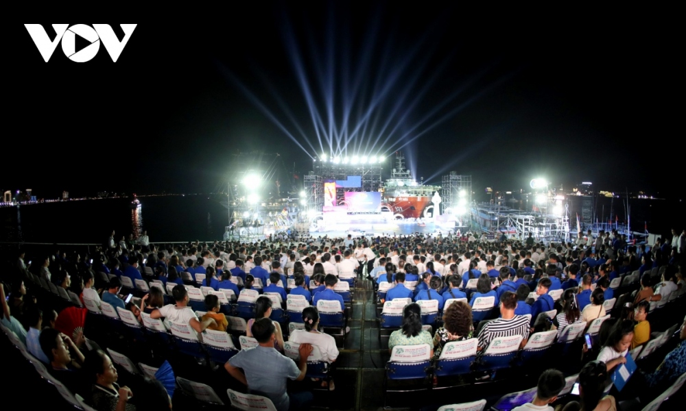 Chương trình chính luận, nghệ thuật "Mạnh giàu từ biển quê hương" thu hút đông đảo người dân, du khách