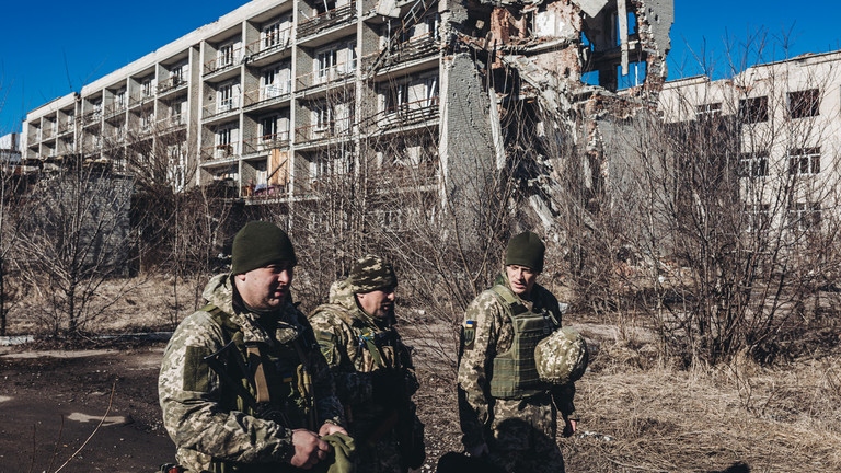 Binh sỹ Ukraine bên ngoài một tòa nhà đổ nát ở Maryinka, vùng Donetsk. Ảnh: Getty