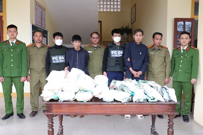 4. Ngày 23/2, Công an tỉnh Hà Tĩnh phối hợp với Công an huyện Vũ Quang và Công an tỉnh Bolikhamsai (Lào) bắt giữ 2 đối tượng vận chuyển 31kg ma túy. 2 đối tượng bị bắt giữ là Nguyễn Xuân Trình (47 tuổi) và Phạm Văn Long (51 tuổi) cùng trú tại xã Hương Minh, huyện Vũ Quang, tỉnh Hà Tĩnh. Trong số 31kg ma túy bị bắt giữ có 10kg ketamine và 21kg ma túy tổng hợp dạng đá. Các đối tượng bị bắt giữ cùng tang vật vụ án. (Ảnh: TTXVN)