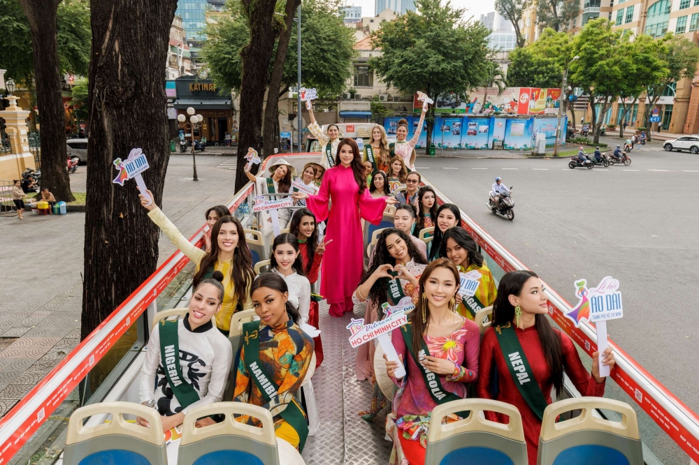 Sau phần lễ khai mạc, 90 thí sinh Miss Earth 2023 có dịp ngồi xe buýt hai tầng, tham quan TP Hồ Chí Minh. Là thí sinh chủ nhà, Lan Anh háo hức giới thiệu các công trình, địa điểm nổi tiếng với các người đẹp Miss Earth.