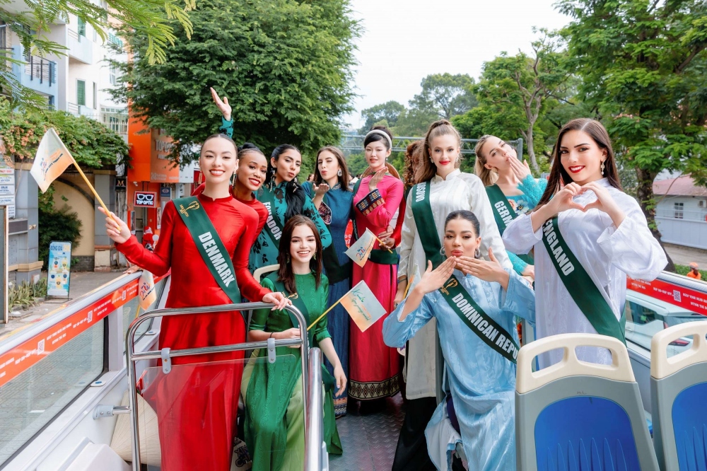 Hoa hậu Colombia - Luz Adriana López cho biết: “Được ngồi xe bus hai tầng và khám phá vẻ đẹp TP. Hồ Chí Minh là một trải nghiệm vô cùng quý giá của chúng tôi. Việt Nam không chỉ có những cảnh đẹp mà người dân rất thân thiện, hiếu khách. Người dân đi đường liên tục vẫy chào, gọi tên chúng tôi trong suốt hành trình”.