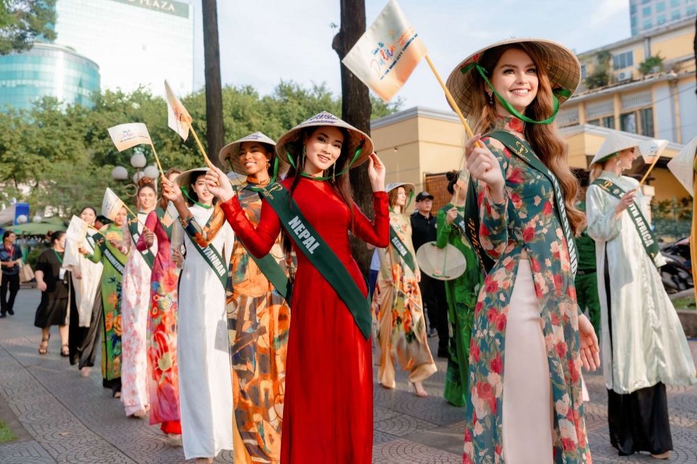 90 thí sinh của Miss Earth 2023 không chỉ đại diện cho vẻ đẹp nhan sắc, trí tuệ mà còn trở thành những đại sứ tuyệt vời quảng bá cho ngành du lịch cùng với sự phát triển đổi mới và những nỗ lực bảo vệ môi trường của Thành phố Hồ Chí Minh.