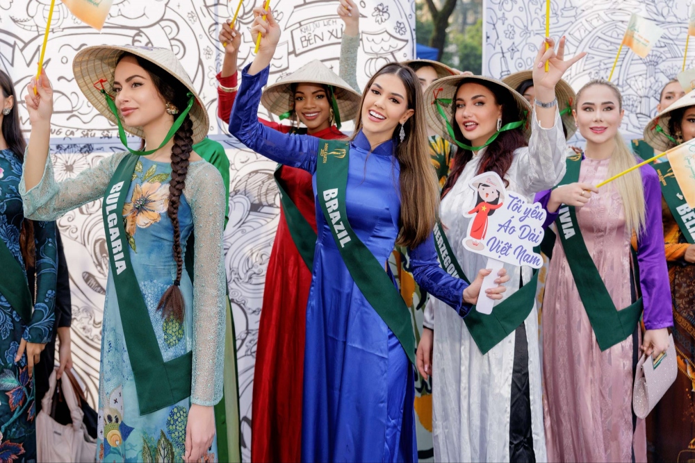 Đặc biệt là sự xuất hiện của 90 thí sinh Miss Earth 2023 trong trang phục áo dài truyền thống, thu hút sự quan tâm đông đảo của khán giả. Họ có màn diễu hành, trình diễn trên sân khấu và cùng nhau hô vang slogan “VIBRANT HO CHI MINH CITY”.