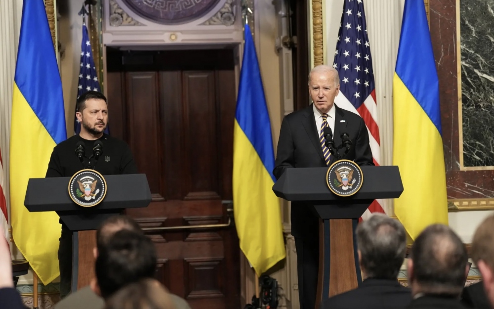 Tổng thống Ukraine Volodymyr Zelensky và Tổng thống Mỹ Joe Biden. Ảnh: New York Times.