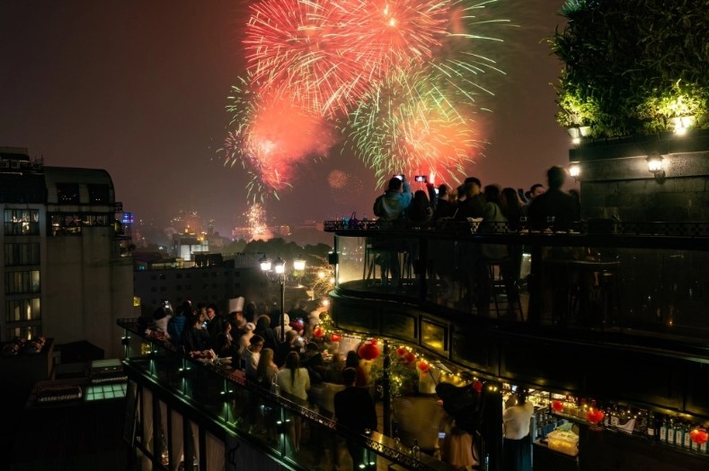 On the occasion of New Year’s Eve, many hotels around Ho Guom (Sword Lake) in Hanoi are set to put on entertainment activities to attract visitors. Among them is La Nueva Boutique Hotel Hanoi where tourists can partake in a countdown party in its Estrella Skybar.