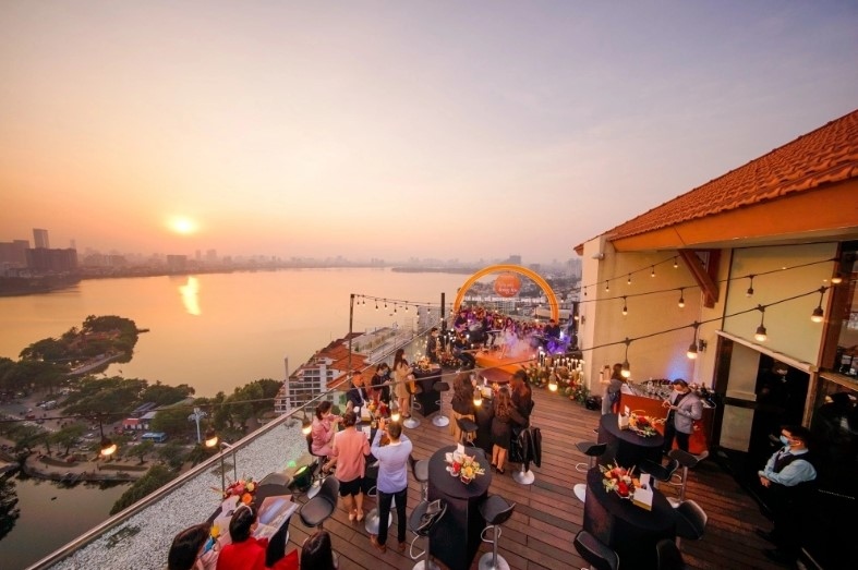 Tourists will have the chance to taste wine and take part in a dancing party at The Summit Bar in Pan Pacific Hanoi Hotel on Thanh Nien road in the capital city.