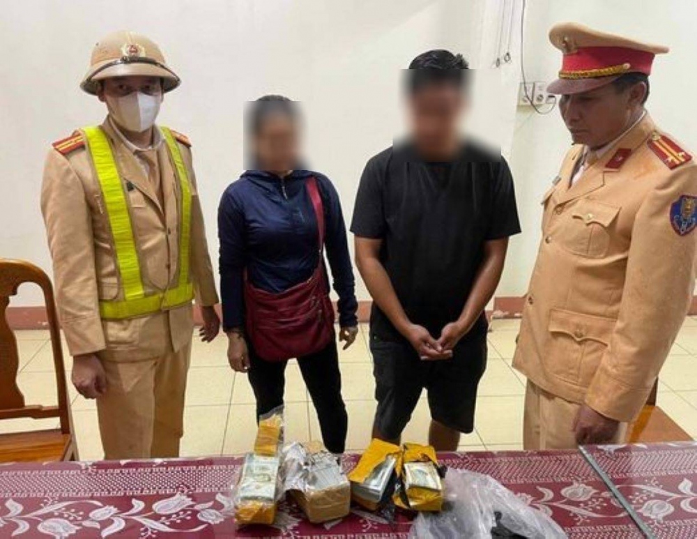 2 gói hàng chứa lượng lớn ngoại tệ được công an phát hiện.