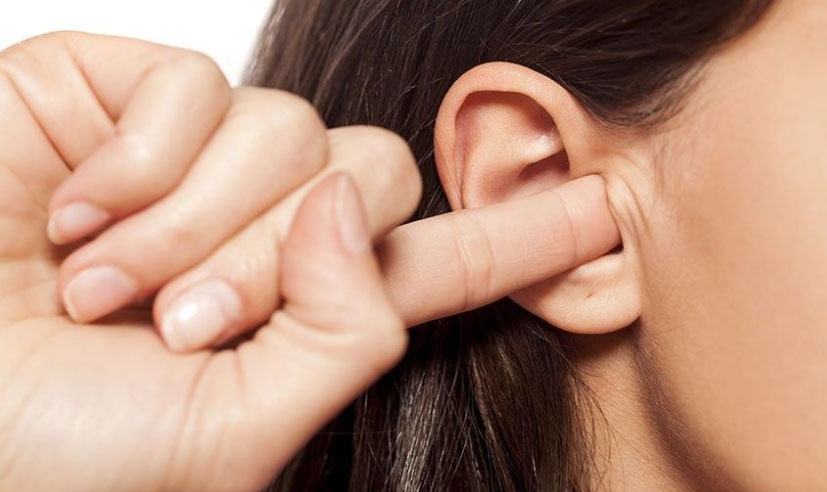 Không nên thọc sâu ngón tay vào tai để ngoáy cho đỡ ngứa như thế này!