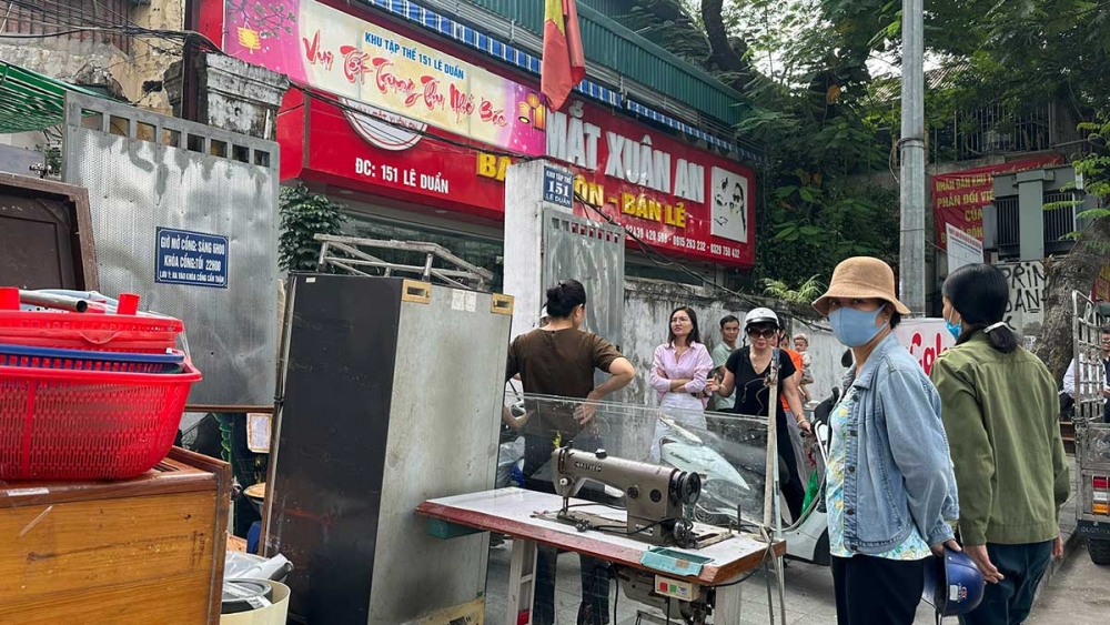 Người dân di chuyển đồ đạc bàn giao mặt bằng tại địa chỉ số 151 Lê Duẩn