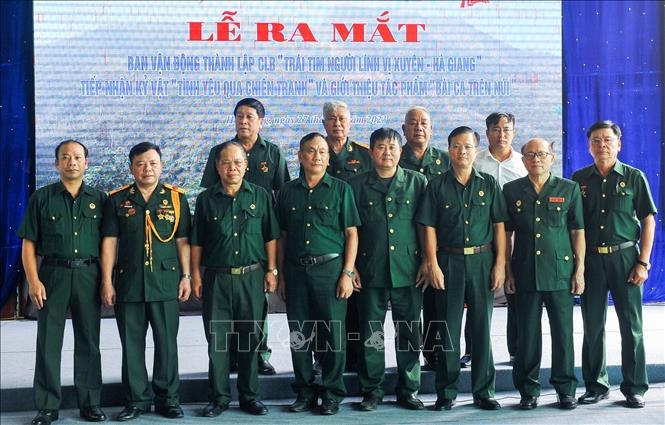 Các thành viên Ban Vận động thành lập Câu lạc bộ Trái tim người lính Vị Xuyên - Hà Giang ra mắt tại buổi lễ, ngày 27/8/2023. Ảnh tư liệu: Nam Thái/TTXVN