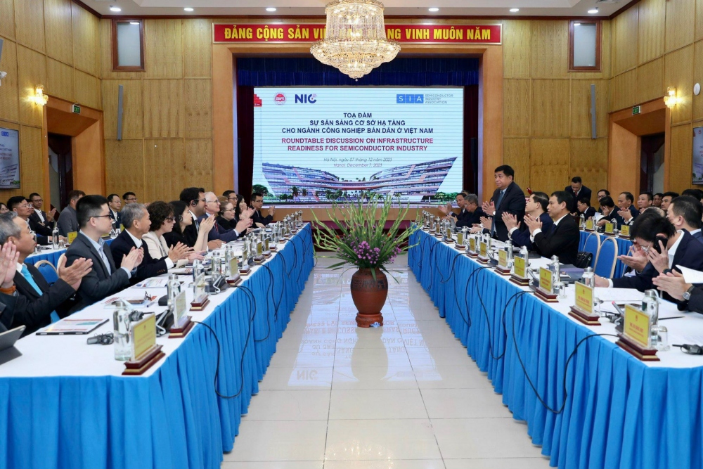 Bộ trưởng Bộ Kế hoạch và Đầu tư Nguyễn Chí Dũng và Chủ tịch SIA John Neuffer đồng chủ trì tổ chức tọa đàm