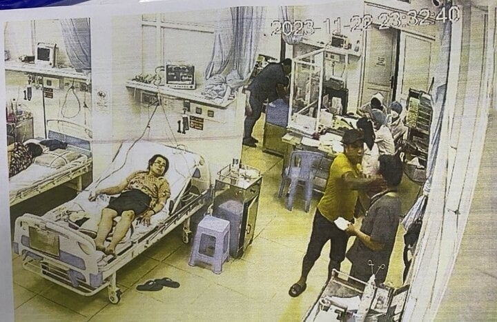 Nhân viên y tế Bệnh viện Quận 7 bị người nhà bệnh nhân hành hung khi đang cấp cứu cho bệnh nhân. (Ảnh: BV)