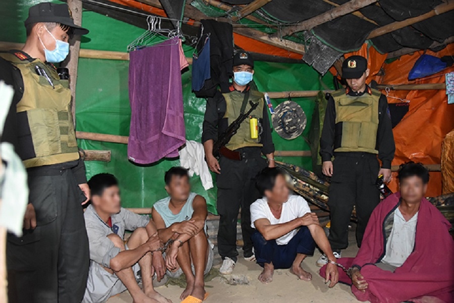 Nhiều đối tượng bị bắt giữ ngay tại hiện trường khai thác khoáng sản trái phép. Ảnh: CACC
