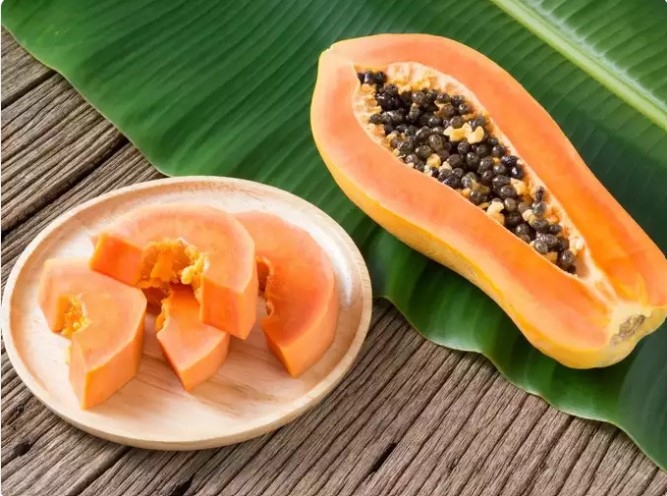 Đu đủ rất giàu vitamin C tự nhiên và chứa một loại enzyme hoạt động có tên là Papain, giúp tăng cường tiêu hóa, cải thiện nhu động ruột và đảm bảo hấp thụ chất dinh dưỡng tốt hơn, giúp tăng cường sức khỏe đường ruột.