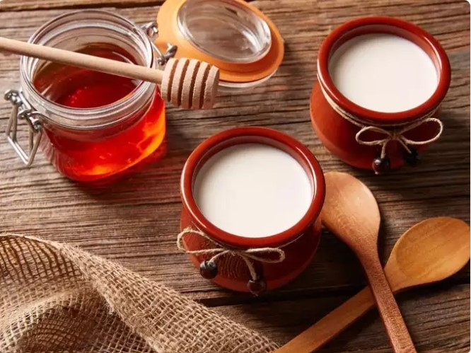 Sữa chua: Tương tự như sữa, sự kết hợp giữa sữa chua và đu đủ sẽ gây khó chịu và khó tiêu. Do đó cách tốt nhất là nên ăn chúng một cách riêng biệt.