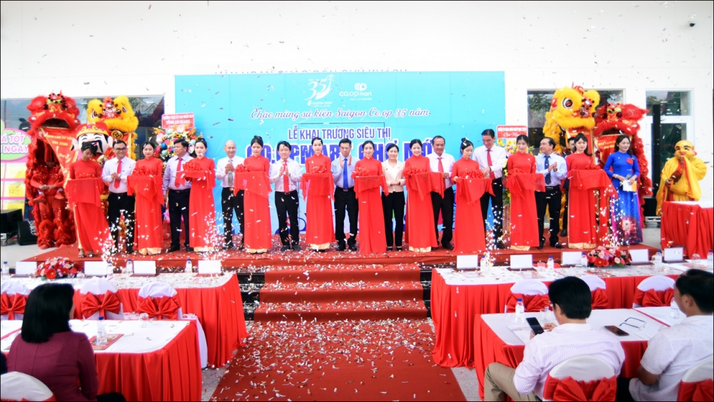 Các đại biểu thực hiện nghi thức cắt băng khai trương