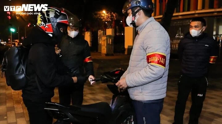 Lực lượng 141 Công an TP Hà Nội đang làm nhiệm vụ. (Ảnh: Ngô Nhung - Khổng Chí)