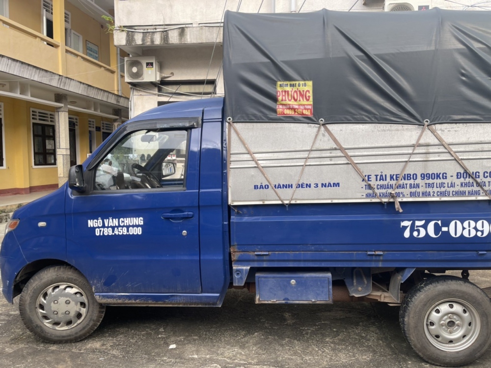 Ô tô vận chuyển gỗ trái phép bị lực lượng chức năng bắt giữ.