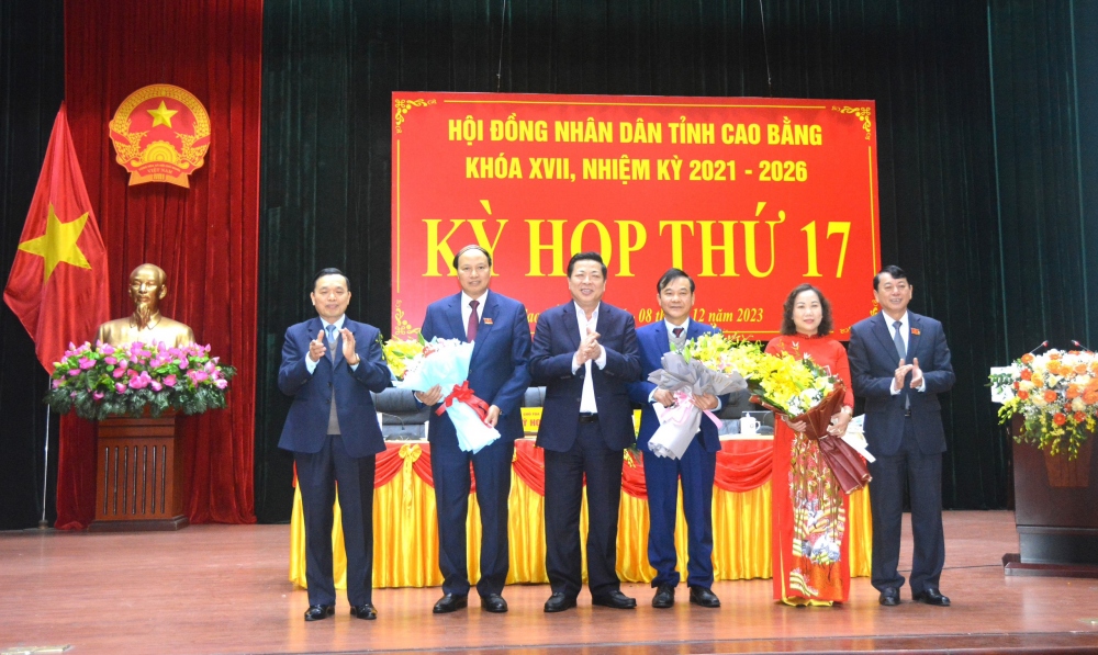 Ông Hoàng Văn Thạch (thứ hai từ phía trái) được bầu giữ chức vụ Phó Chủ tịch UBND tỉnh Cao Bằng.
