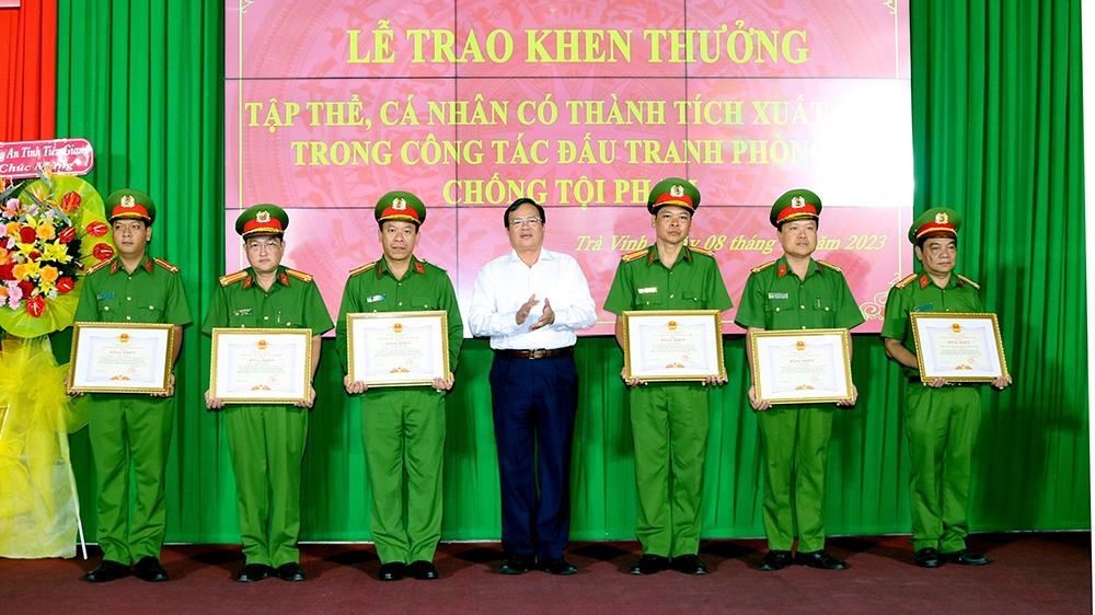 Chủ tịch UBND tỉnh Trà Vinh Lê Văn Hẳn tặng bằng khen các tập thể có thành tích xuất sắc.