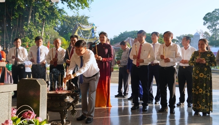 Ông Phan Văn Thắng, Phó Bí thư Thường trực Tỉnh ủy, Chủ tịch HĐND tỉnh Đồng Tháp dâng dương trước mộ cụ Phó bảng (Ảnh: Trung Oanh)