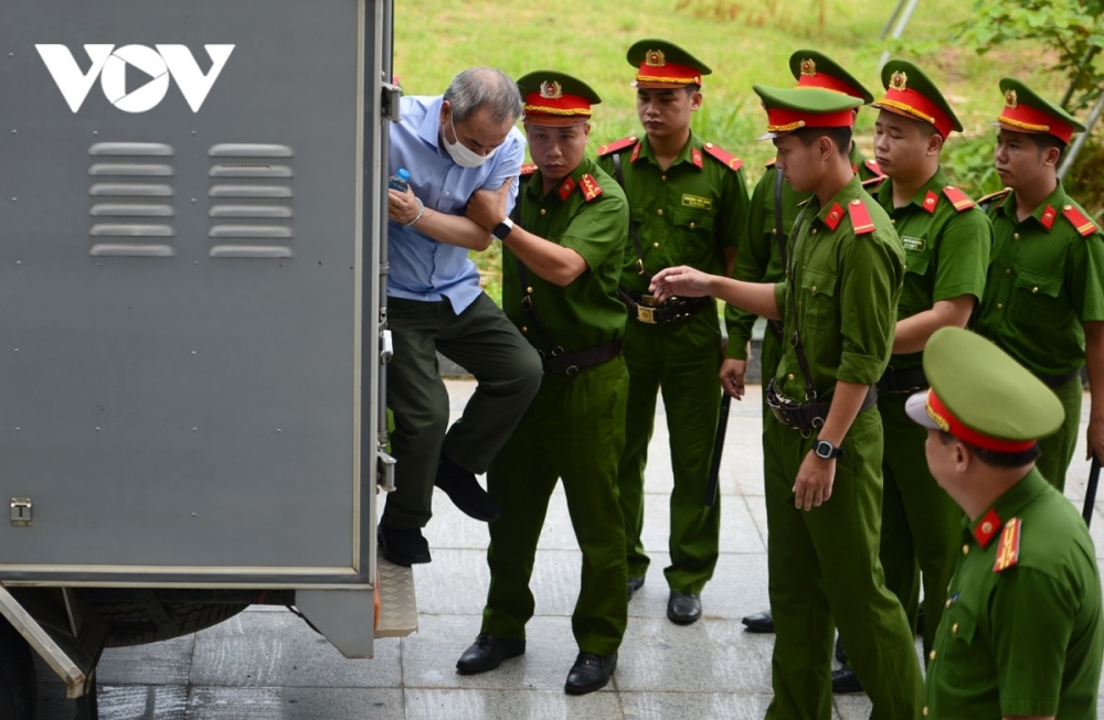 Trong số 54 bị cáo, có đến 4 người bị tuyên án tù Chung thân. Các bị cáo còn lại nhận mức án từ 15 tháng tù treo đến 18 năm tù giam. 