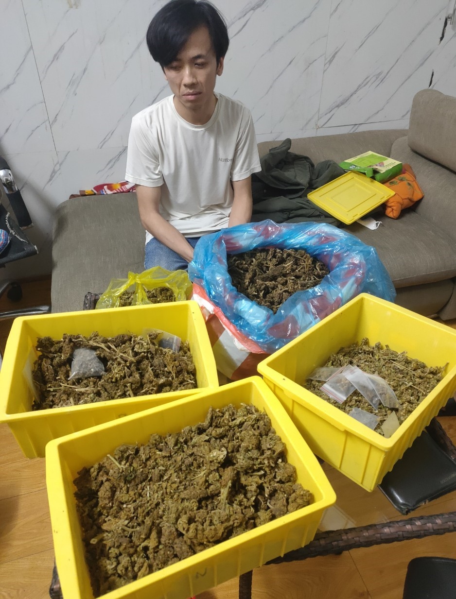 Phan Quốc Trọng và tang vật vụ việc.