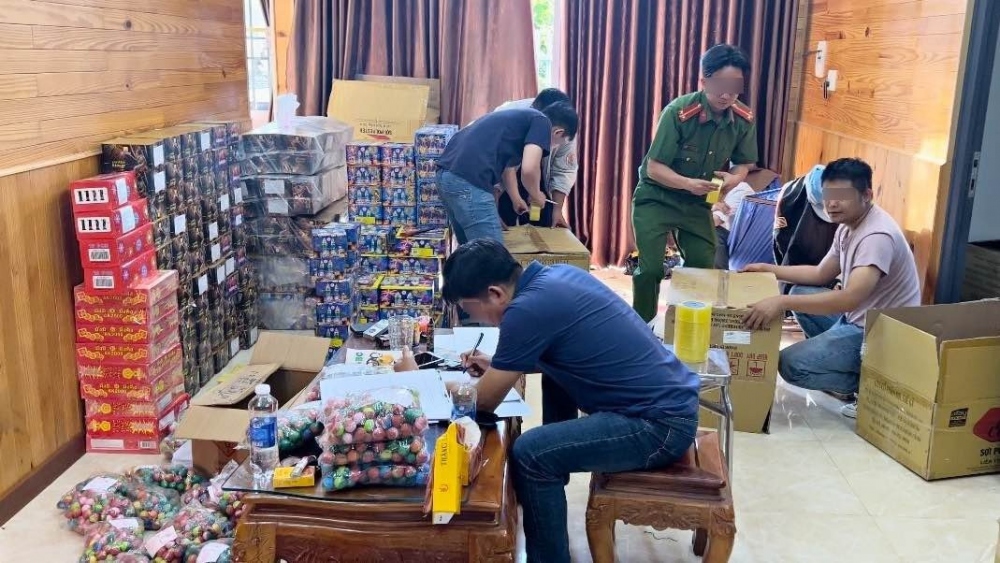 Phát hiện nhóm đối tượng mua bán, tàng trữ hơn 620kg pháo nổ.