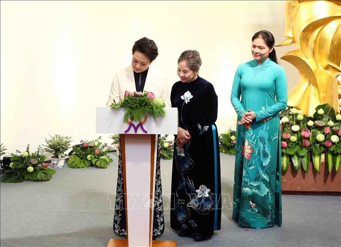 Bà Bành Lệ Viên, Phu nhân Tổng Bí thư, Chủ tịch nước Trung Quốc Tập Cận Bình ghi sổ lưu bút tại Bảo tàng Phụ nữ Việt Nam. Ảnh: Phạm Kiên/TTXVN