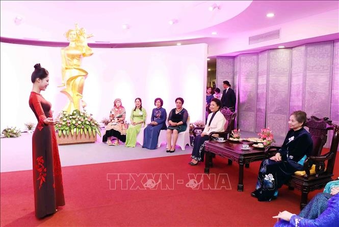 Phu nhân Tổng Bí thư Nguyễn Phú Trọng và Phu nhân Tổng Bí thư, Chủ tịch nước Trung Quốc Tập Cận Bình xem trình diễn áo dài truyền thống Việt Nam. Ảnh: Phạm Kiên/TTXVN