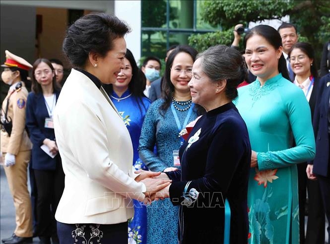 Phu nhân Tổng Bí thư Nguyễn Phú Trọng (bên phải) đón Phu nhân Tổng Bí thư, Chủ tịch nước Trung Quốc Tập Cận Bình tới thăm Bảo tàng Phụ nữ Việt Nam. Ảnh: Phạm Kiên/TTXVN