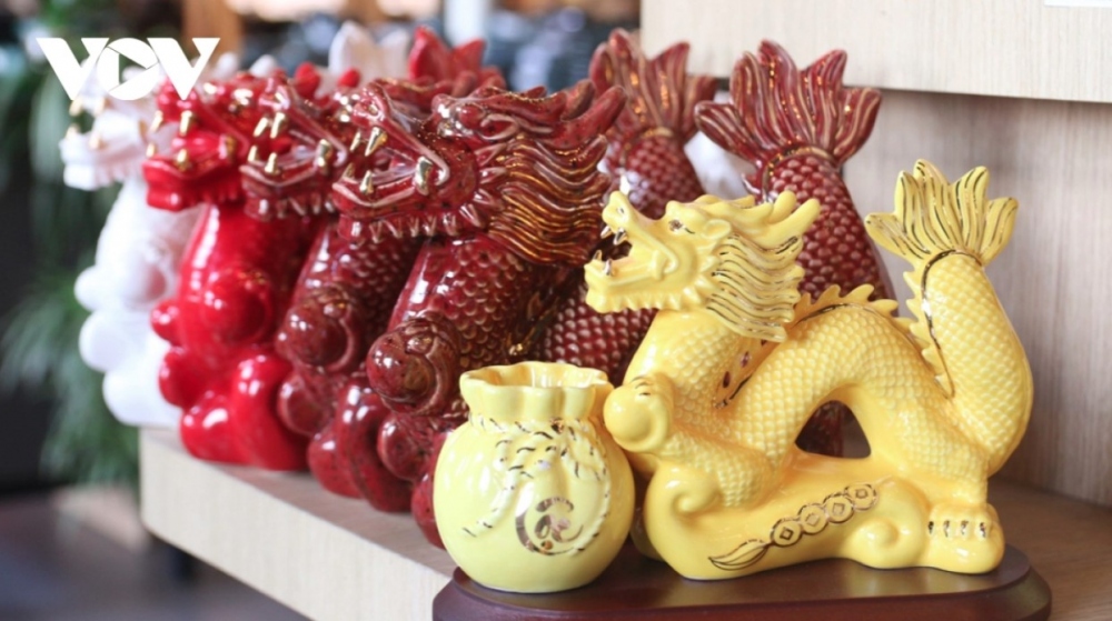 Clay products are fully decorated prior to their delivery. Craftsmen make use of powder paint because of its durability and fast drying capability, with all products being typically coated with a layer of gold glitter.